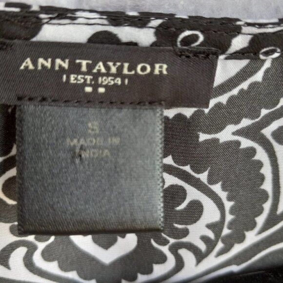 Ann Taylor White and Black V Neck Blouse  Women's size small - Picture 4 of 9